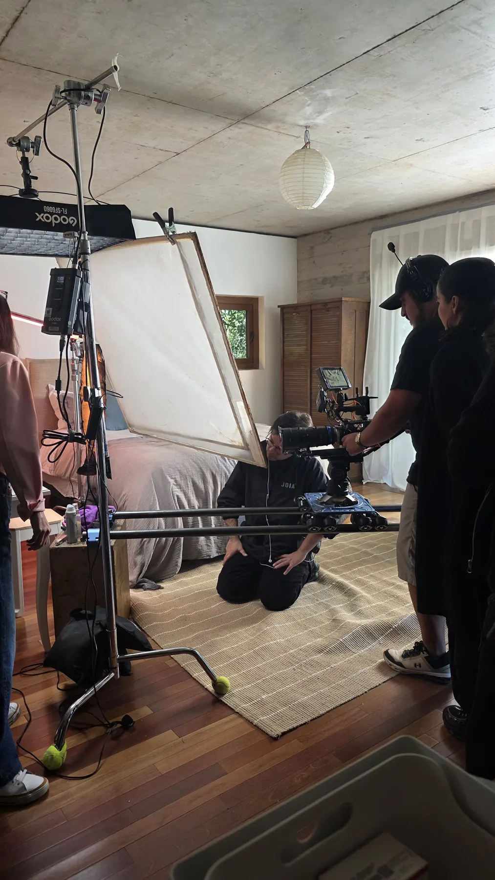 Marco de difusión y soportes armados en un set interior.