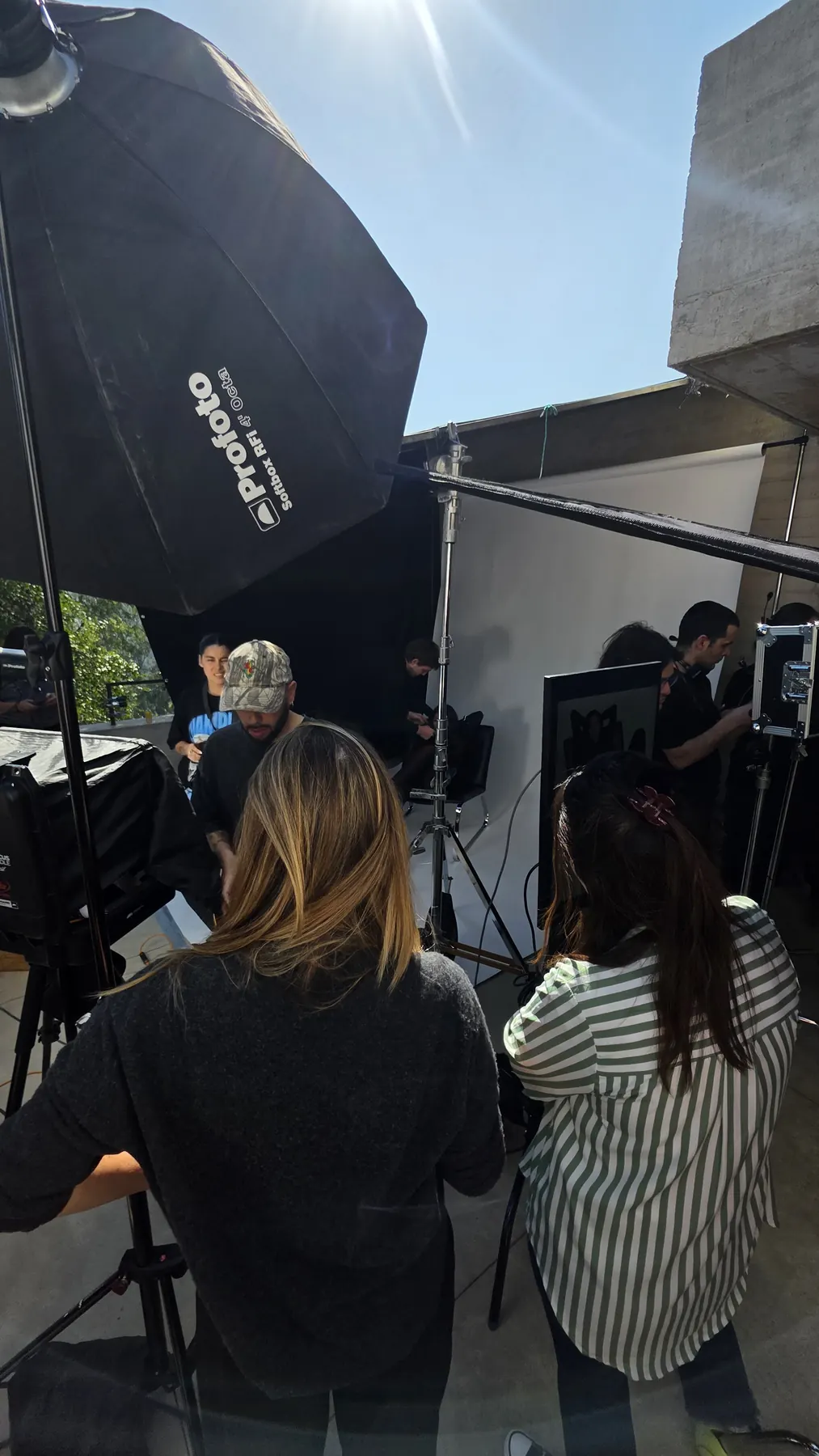 Softbox parabólico y equipo de iluminación en un set exterior.